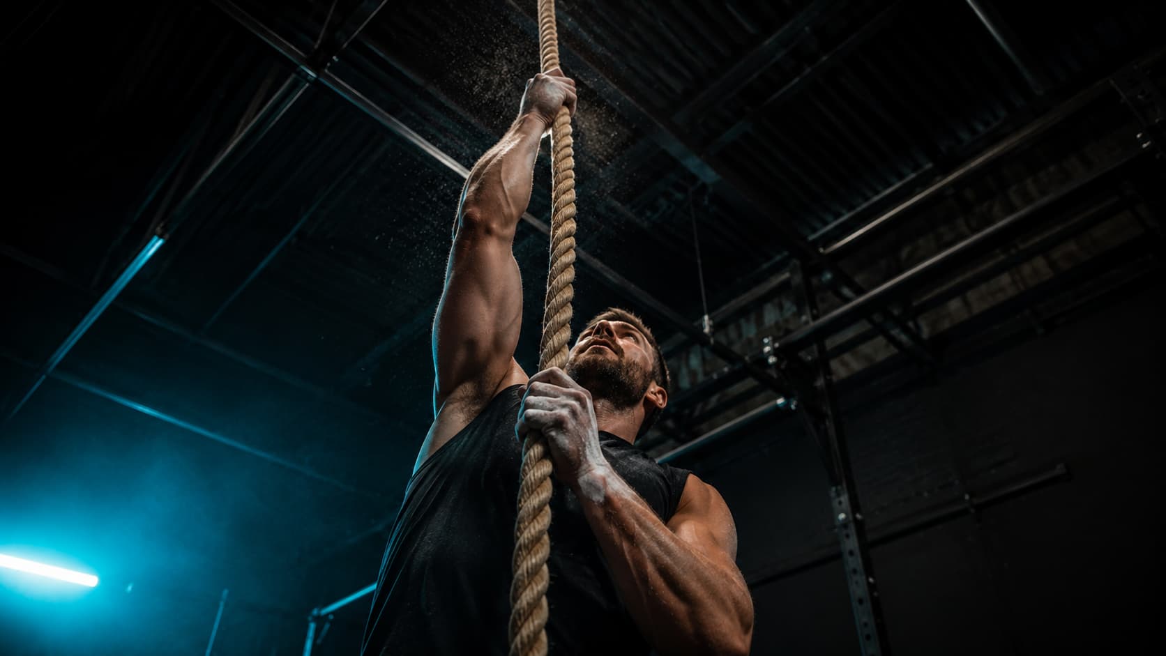 Grimper à la corde en CrossFit : technique complète, progressions et stratégies WOD
